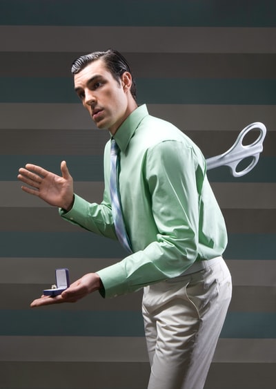 男人穿着西装夹克发条玩具
